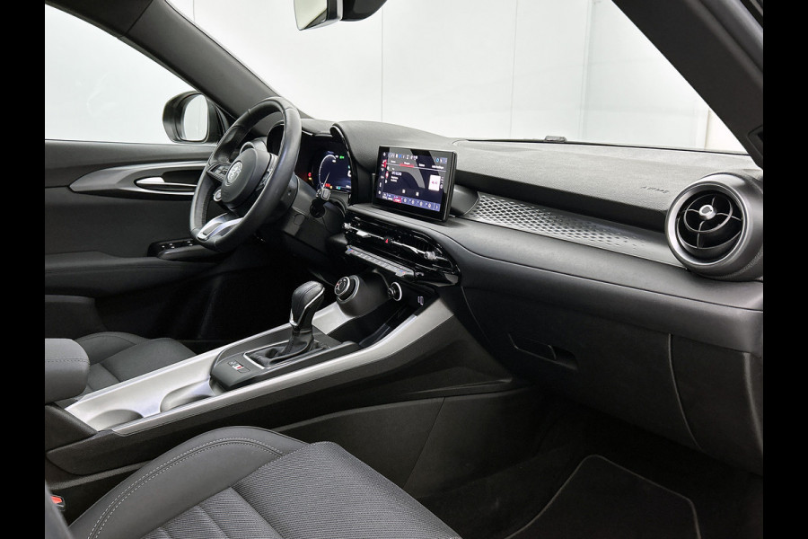 Alfa Romeo Tonale 1.5T Hybrid 131PK Automaat Sprint / Pdc.V+A / Stoel+Stuur verwarming / Navigatie / Lmv / Adaptive Cruise / Carplay / Apk 10-2027