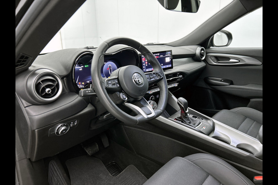Alfa Romeo Tonale 1.5T Hybrid 131PK Automaat Sprint / Pdc.V+A / Stoel+Stuur verwarming / Navigatie / Lmv / Adaptive Cruise / Carplay / Apk 10-2027