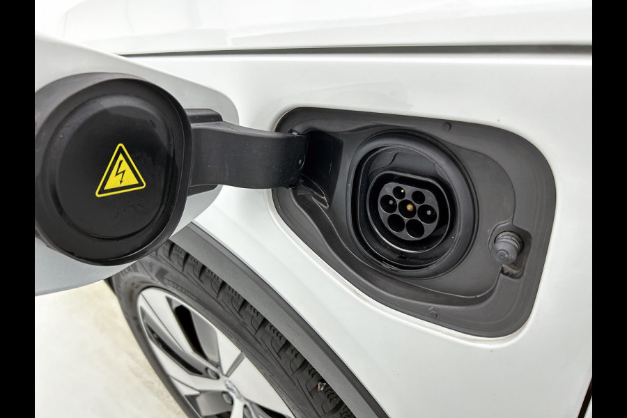 Volvo XC40 T4 Hybride SOH 98% R-Design Expression / Panoramadak / Navigatie / Xenon / Pdc. / Airco-ecc./ Radio multimedia / Apk 10-2026