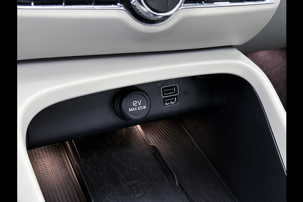 Volvo XC40 T5 180PK Hybride SOH 91% Inscription / Panoramadak / Leder / Trekhaak / airco-ecc./ Stuurverwarming / Navigatie / Apk 10-2026