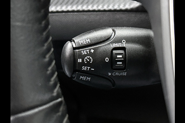 Peugeot 208 1.5 HDi Blue Allure / Navigatie / Pdc.+Camera / Airco-ecc./ Radio-multimedia / / Apk nieuw