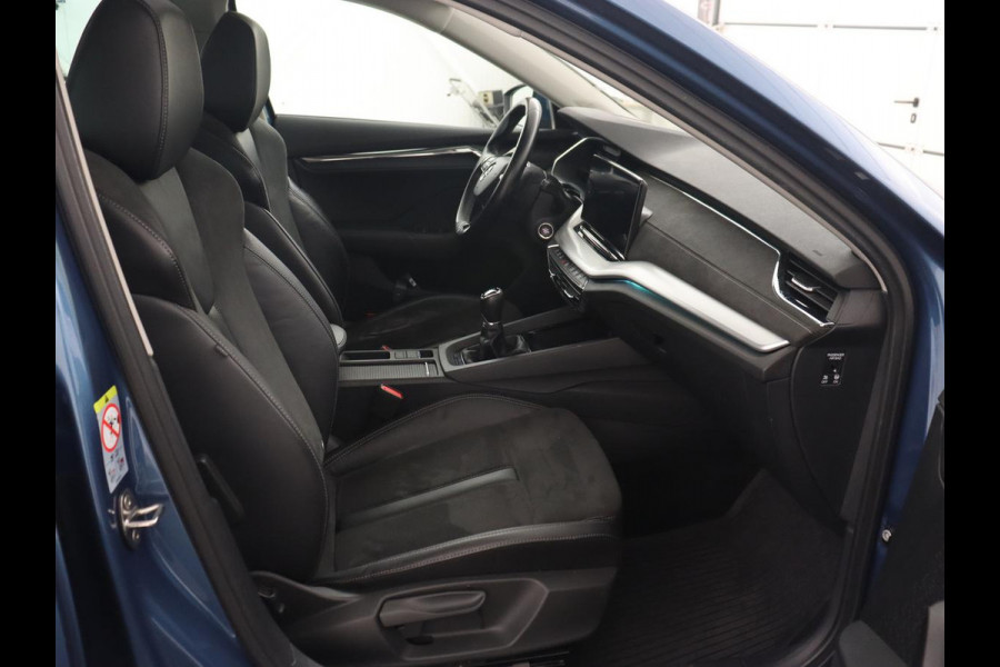 Škoda Octavia 1.5 TSI First Edition | Panoramadak | Trekhaak | Stoelverwarming | Matrix LED | Adaptive cruise | Sfeerverlichting | Carplay | Keyless | Virtual Cockpit | 18'' | Half leder | Climate control