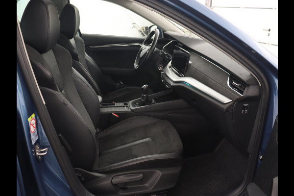 Škoda Octavia 1.5 TSI First Edition | Panoramadak | Trekhaak | Stoelverwarming | Matrix LED | Adaptive cruise | Sfeerverlichting | Carplay | Keyless | Virtual Cockpit | 18'' | Half leder | Climate control
