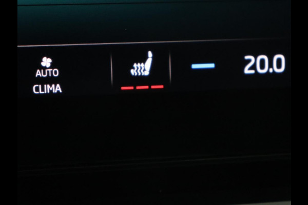 Škoda Octavia 1.5 TSI First Edition | Panoramadak | Trekhaak | Stoelverwarming | Matrix LED | Adaptive cruise | Sfeerverlichting | Carplay | Keyless | Virtual Cockpit | 18'' | Half leder | Climate control