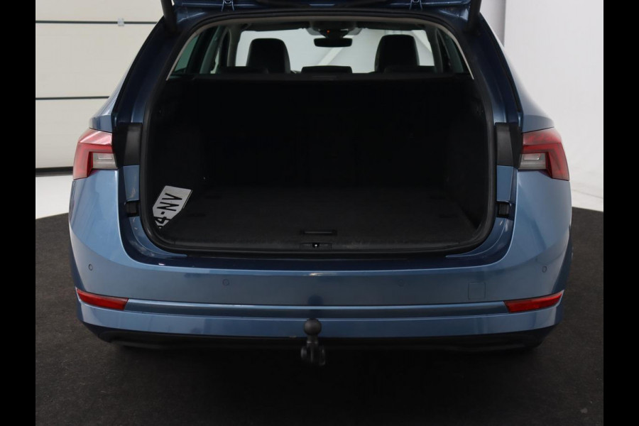 Škoda Octavia 1.5 TSI First Edition | Panoramadak | Trekhaak | Stoelverwarming | Matrix LED | Adaptive cruise | Sfeerverlichting | Carplay | Keyless | Virtual Cockpit | 18'' | Half leder | Climate control