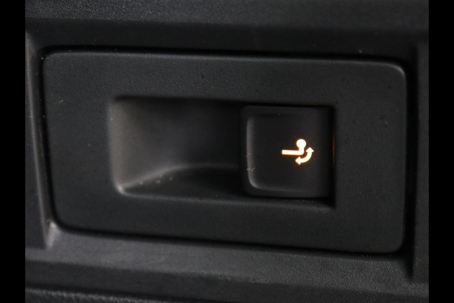 Škoda Octavia 1.5 TSI First Edition | Panoramadak | Trekhaak | Stoelverwarming | Matrix LED | Adaptive cruise | Sfeerverlichting | Carplay | Keyless | Virtual Cockpit | 18'' | Half leder | Climate control