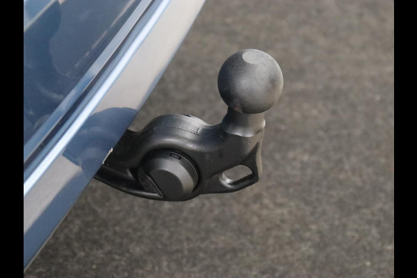 Škoda Octavia 1.5 TSI First Edition | Panoramadak | Trekhaak | Stoelverwarming | Matrix LED | Adaptive cruise | Sfeerverlichting | Carplay | Keyless | Virtual Cockpit | 18'' | Half leder | Climate control