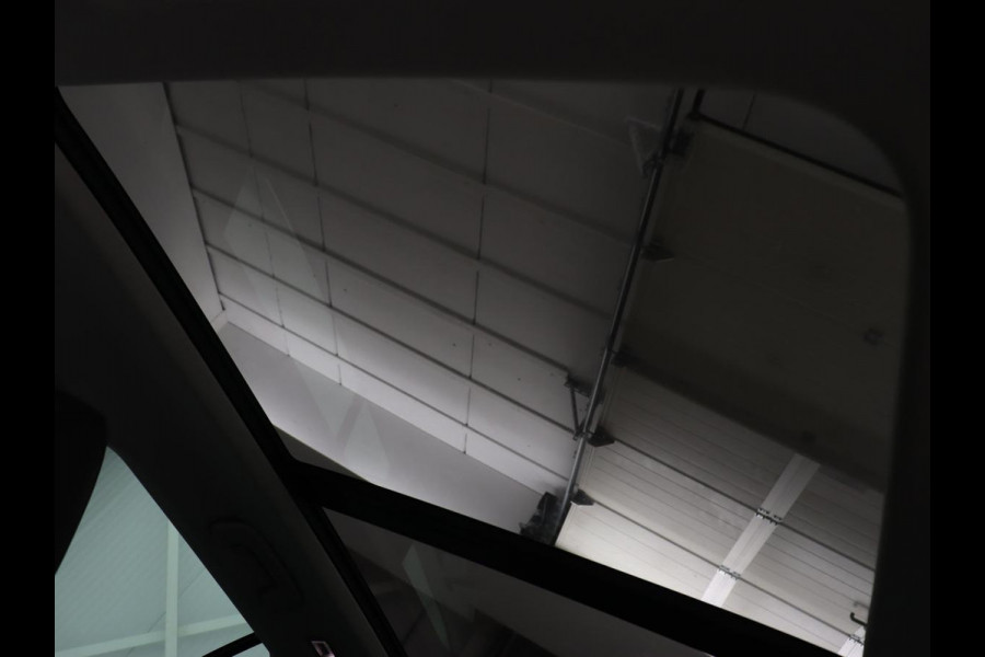 Škoda Octavia 1.5 TSI First Edition | Panoramadak | Trekhaak | Stoelverwarming | Matrix LED | Adaptive cruise | Sfeerverlichting | Carplay | Keyless | Virtual Cockpit | 18'' | Half leder | Climate control