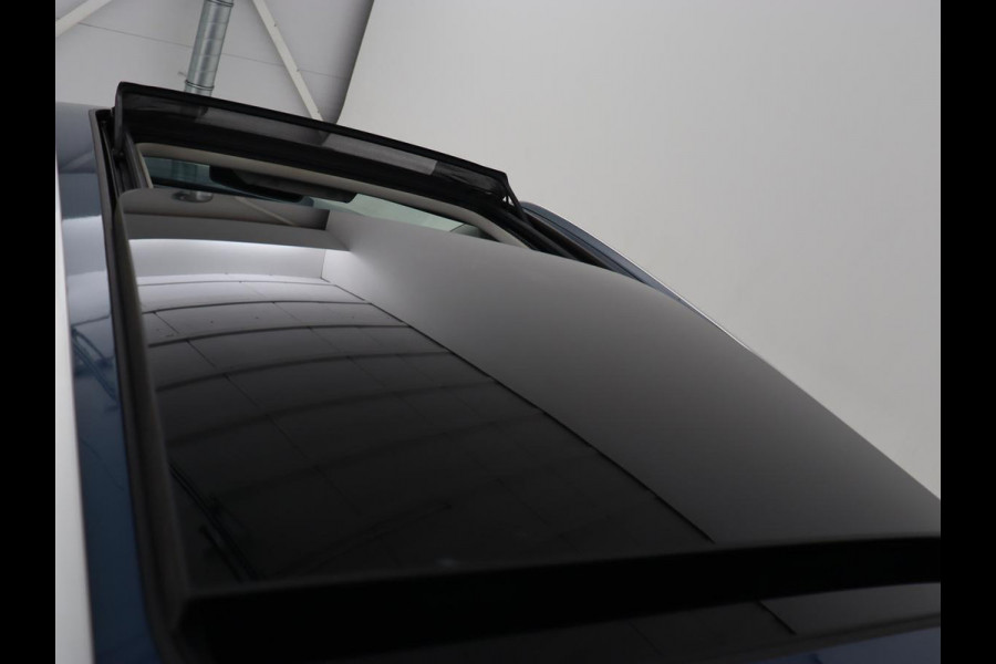 Škoda Octavia 1.5 TSI First Edition | Panoramadak | Trekhaak | Stoelverwarming | Matrix LED | Adaptive cruise | Sfeerverlichting | Carplay | Keyless | Virtual Cockpit | 18'' | Half leder | Climate control