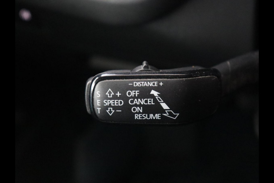 Škoda Octavia 1.5 TSI First Edition | Panoramadak | Trekhaak | Stoelverwarming | Matrix LED | Adaptive cruise | Sfeerverlichting | Carplay | Keyless | Virtual Cockpit | 18'' | Half leder | Climate control