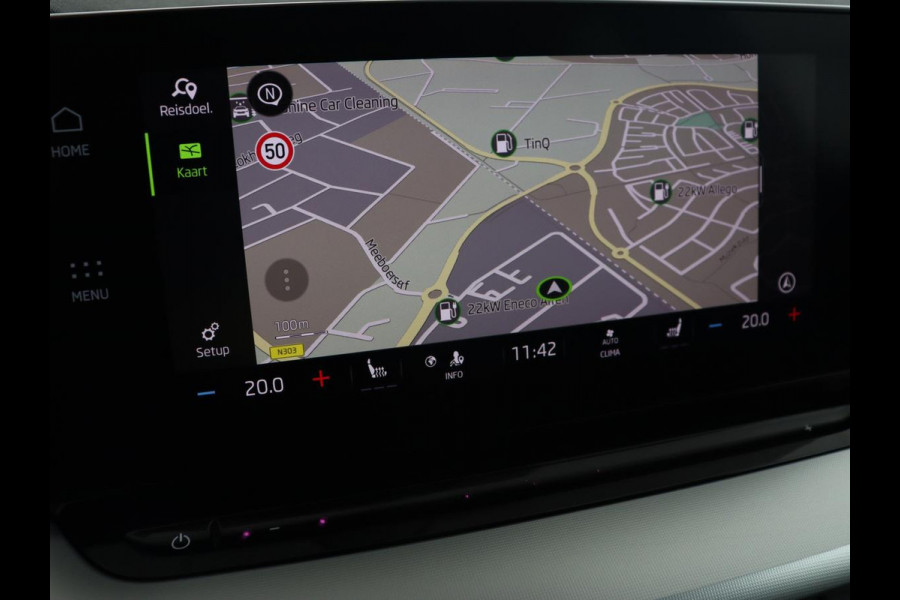 Škoda Octavia 1.5 TSI First Edition | Panoramadak | Trekhaak | Stoelverwarming | Matrix LED | Adaptive cruise | Sfeerverlichting | Carplay | Keyless | Virtual Cockpit | 18'' | Half leder | Climate control