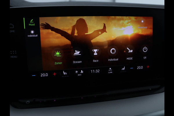 Škoda Octavia 1.5 TSI First Edition | Panoramadak | Trekhaak | Stoelverwarming | Matrix LED | Adaptive cruise | Sfeerverlichting | Carplay | Keyless | Virtual Cockpit | 18'' | Half leder | Climate control