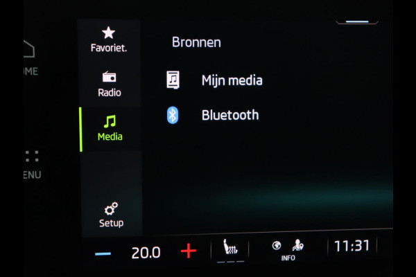 Škoda Octavia 1.5 TSI First Edition | Panoramadak | Trekhaak | Stoelverwarming | Matrix LED | Adaptive cruise | Sfeerverlichting | Carplay | Keyless | Virtual Cockpit | 18'' | Half leder | Climate control