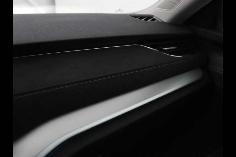 Škoda Octavia 1.5 TSI First Edition | Panoramadak | Trekhaak | Stoelverwarming | Matrix LED | Adaptive cruise | Sfeerverlichting | Carplay | Keyless | Virtual Cockpit | 18'' | Half leder | Climate control