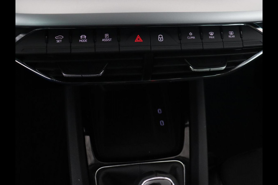 Škoda Octavia 1.5 TSI First Edition | Panoramadak | Trekhaak | Stoelverwarming | Matrix LED | Adaptive cruise | Sfeerverlichting | Carplay | Keyless | Virtual Cockpit | 18'' | Half leder | Climate control