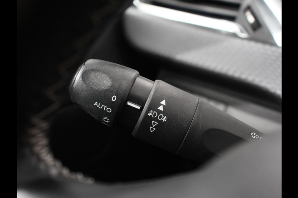 Peugeot 208 1.2 PureTech 110pk Automaat Allure | Cruise control | Parkeersensoren achter | LED | Navigatie | Climate Control | Extra Getint glas | Lichtmetalen Velgen