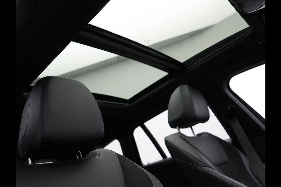 BMW 3 Serie Touring 330e M Sport Plug in Hybrid 293pk Dealer O.H PHEV | Panodak | Adaptive Onderstel | Laser LED | Alcantara Sportstoelen Memory | Head Up | Camera | 19"L.M | Keyless | Apple Carplay | Navigatie | Virtual | DAB |