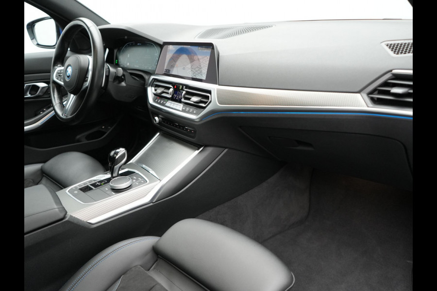 BMW 3 Serie Touring 330e M Sport Plug in Hybrid 293pk Dealer O.H PHEV | Panodak | Adaptive Onderstel | Laser LED | Alcantara Sportstoelen Memory | Head Up | Camera | 19"L.M | Keyless | Apple Carplay | Navigatie | Virtual | DAB |