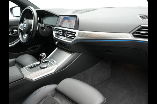 BMW 3 Serie Touring 330e M Sport Plug in Hybrid 293pk Dealer O.H PHEV | Panodak | Adaptive Onderstel | Laser LED | Alcantara Sportstoelen Memory | Head Up | Camera | 19"L.M | Keyless | Apple Carplay | Navigatie | Virtual | DAB |