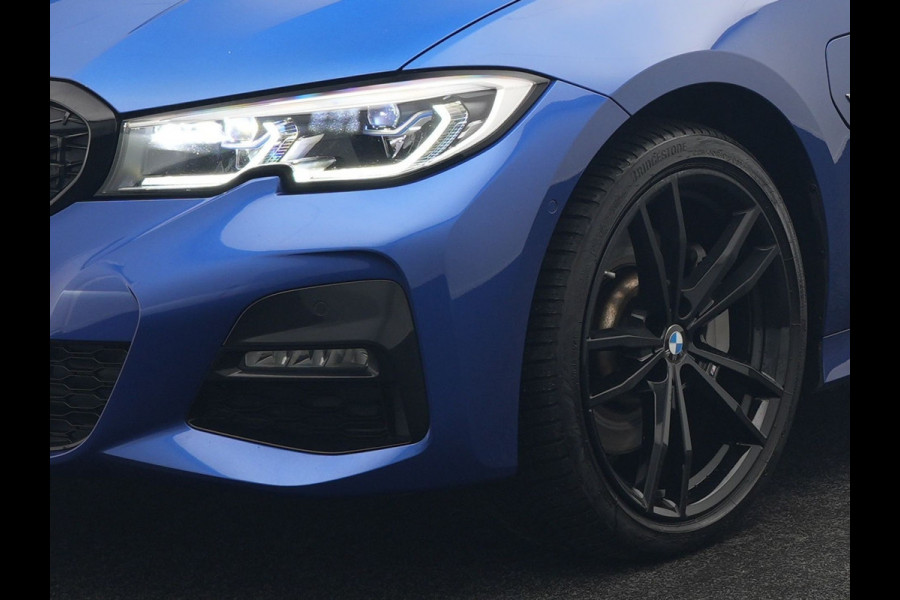 BMW 3 Serie Touring 330e M Sport Plug in Hybrid 293pk Dealer O.H PHEV | Panodak | Adaptive Onderstel | Laser LED | Alcantara Sportstoelen Memory | Head Up | Camera | 19"L.M | Keyless | Apple Carplay | Navigatie | Virtual | DAB |