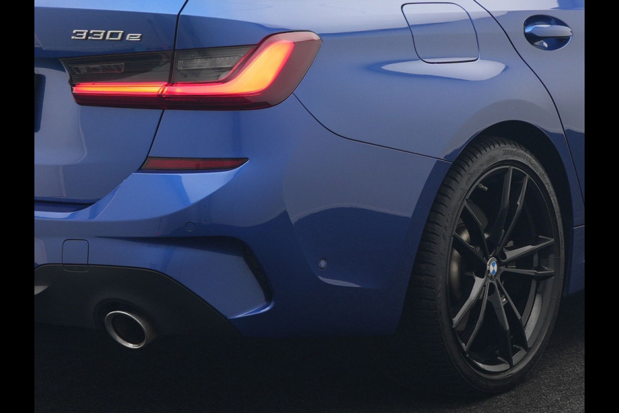 BMW 3 Serie Touring 330e M Sport Plug in Hybrid 293pk Dealer O.H PHEV | Panodak | Adaptive Onderstel | Laser LED | Alcantara Sportstoelen Memory | Head Up | Camera | 19"L.M | Keyless | Apple Carplay | Navigatie | Virtual | DAB |