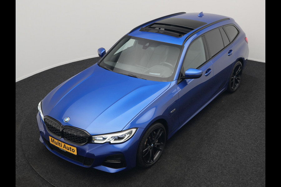 BMW 3 Serie Touring 330e M Sport Plug in Hybrid 293pk Dealer O.H PHEV | Panodak | Adaptive Onderstel | Laser LED | Alcantara Sportstoelen Memory | Head Up | Camera | 19"L.M | Keyless | Apple Carplay | Navigatie | Virtual | DAB |