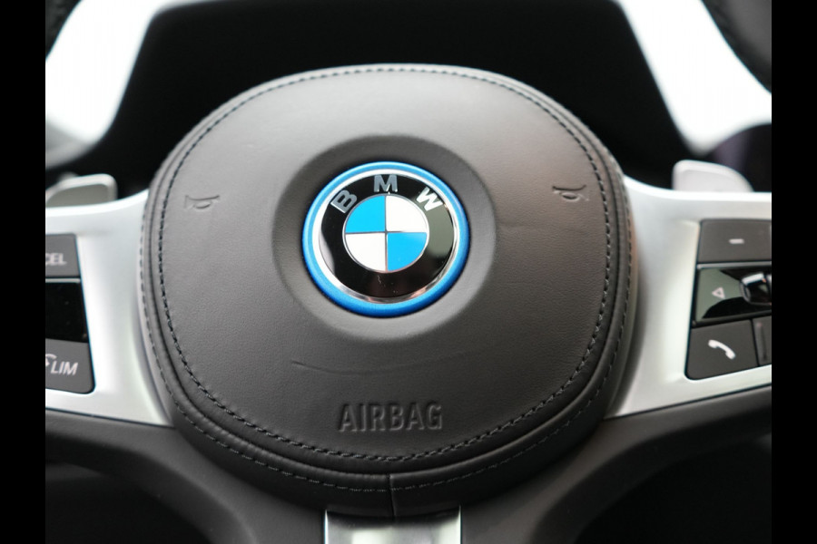BMW 3 Serie Touring 330e M Sport Plug in Hybrid 293pk Dealer O.H PHEV | Panodak | Adaptive Onderstel | Laser LED | Alcantara Sportstoelen Memory | Head Up | Camera | 19"L.M | Keyless | Apple Carplay | Navigatie | Virtual | DAB |