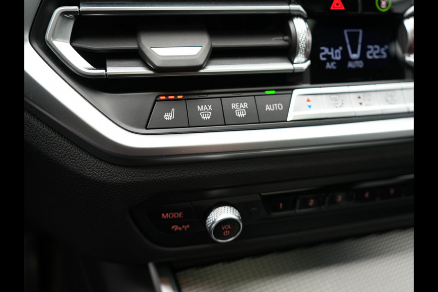 BMW 3 Serie Touring 330e M Sport Plug in Hybrid 293pk Dealer O.H PHEV | Panodak | Adaptive Onderstel | Laser LED | Alcantara Sportstoelen Memory | Head Up | Camera | 19"L.M | Keyless | Apple Carplay | Navigatie | Virtual | DAB |