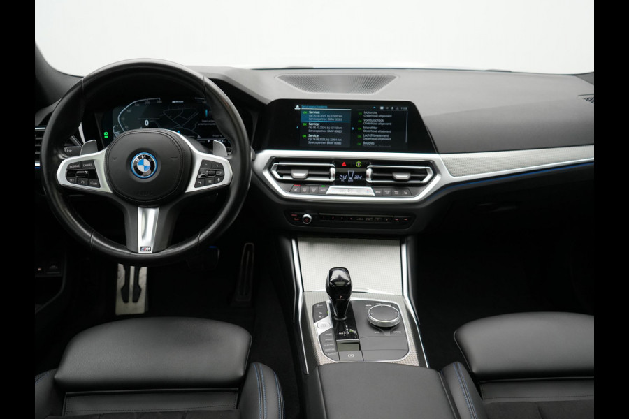 BMW 3 Serie Touring 330e M Sport Plug in Hybrid 293pk Dealer O.H PHEV | Panodak | Adaptive Onderstel | Laser LED | Alcantara Sportstoelen Memory | Head Up | Camera | 19"L.M | Keyless | Apple Carplay | Navigatie | Virtual | DAB |