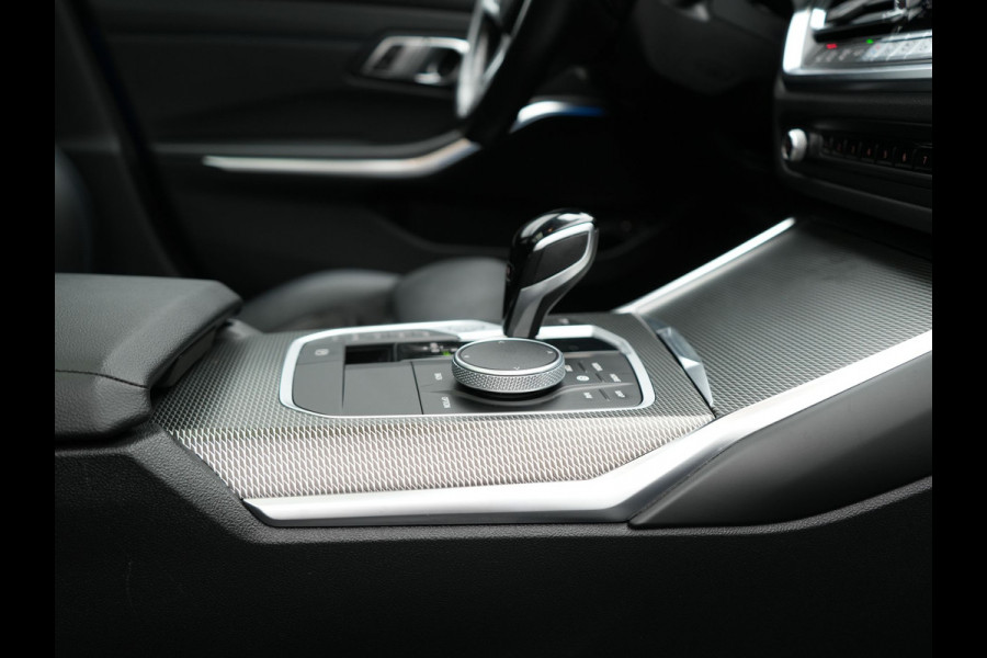 BMW 3 Serie Touring 330e M Sport Plug in Hybrid 293pk Dealer O.H PHEV | Panodak | Adaptive Onderstel | Laser LED | Alcantara Sportstoelen Memory | Head Up | Camera | 19"L.M | Keyless | Apple Carplay | Navigatie | Virtual | DAB |