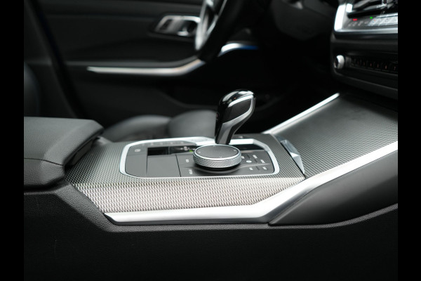 BMW 3 Serie Touring 330e M Sport Plug in Hybrid 293pk Dealer O.H PHEV | Panodak | Adaptive Onderstel | Laser LED | Alcantara Sportstoelen Memory | Head Up | Camera | 19"L.M | Keyless | Apple Carplay | Navigatie | Virtual | DAB |