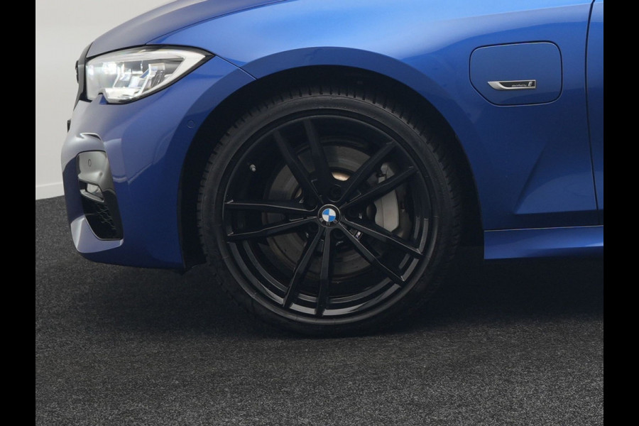 BMW 3 Serie Touring 330e M Sport Plug in Hybrid 293pk Dealer O.H PHEV | Panodak | Adaptive Onderstel | Laser LED | Alcantara Sportstoelen Memory | Head Up | Camera | 19"L.M | Keyless | Apple Carplay | Navigatie | Virtual | DAB |