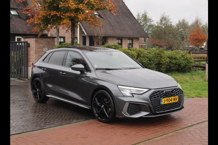 Audi A3 Sportback 35 TFSI S edition | 2X S-Line | Schuifdak | 19 Inch | Black Optic | NL-Auto |