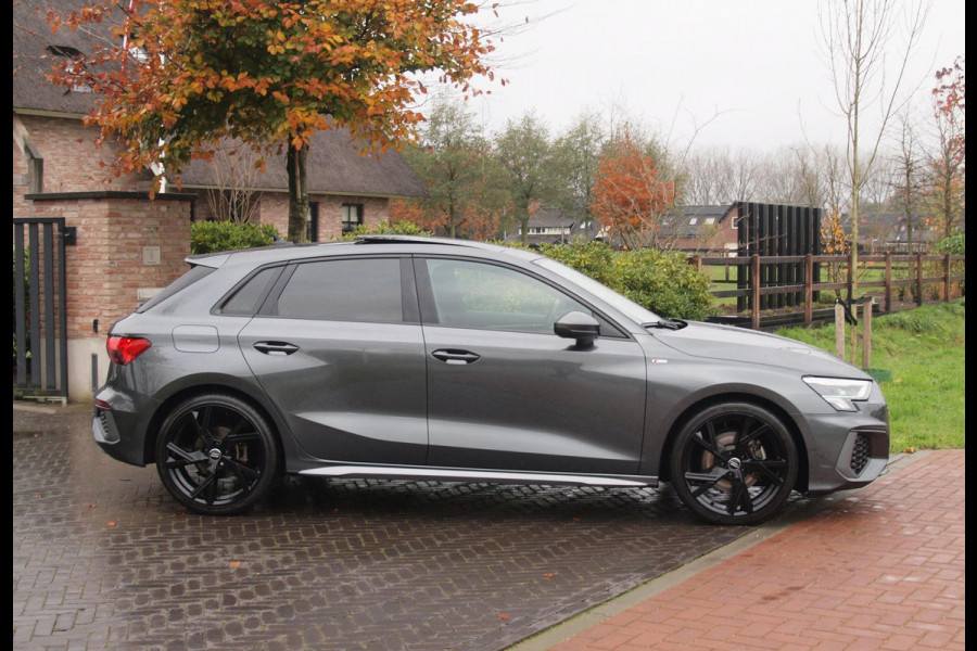 Audi A3 Sportback 35 TFSI S edition | 2X S-Line | Schuifdak | 19 Inch | Black Optic | NL-Auto |