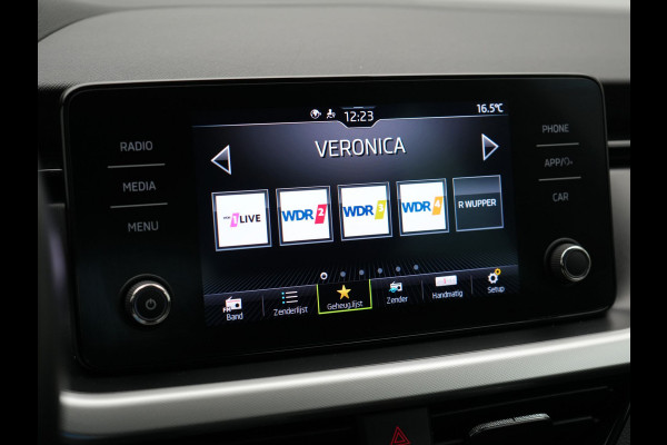 Škoda Kamiq 1.0 TSI Style 111pk Dealer O.H | Apple Carplay | Voorstoelen Verwarmd | Cruise Control | DAB | 17 "L.M |