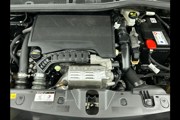 Peugeot 2008 1.2 PureTech 130pk Automaat Allure | Navigatie | Climate Control | Cruise Control | PDC V+A | Camera | Full LED | 17" LM Velgen | Stoelverwarming