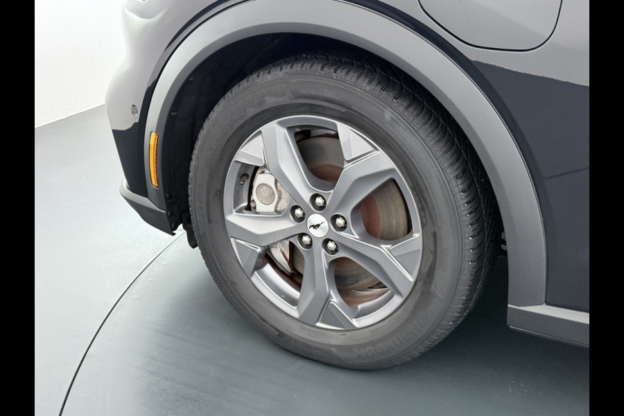 Ford Mustang Mach-E RWD 75 kWh Leer (semi-)Autopilot 360°Topview-Camera Adaptive-Cruise-Control Apple Carplay Bang&Olufsen B&O 18" Elektr.A-K DAB Lane-Assist Keyless-go Autonomous Emergency Braking SOH 94% ESP ASR Verkeersbordherkenning Vermoeidheidsherkenning Dodehoek-Detector 1e Eigenaar Origineel Nederlandse Auto Nieuwprijs €50.426