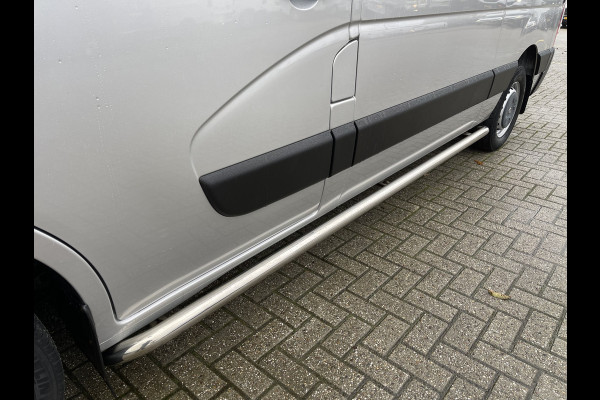 Renault Master T35 2.3 dCi 130pk L2H2 bpm vrij / euro 6 diesel / vaste prijs rijklaar € 19.950 ex btw / DC 7 persoons / zilver metallic / trekhaak 2500 kg / airco / cruise / navigatie