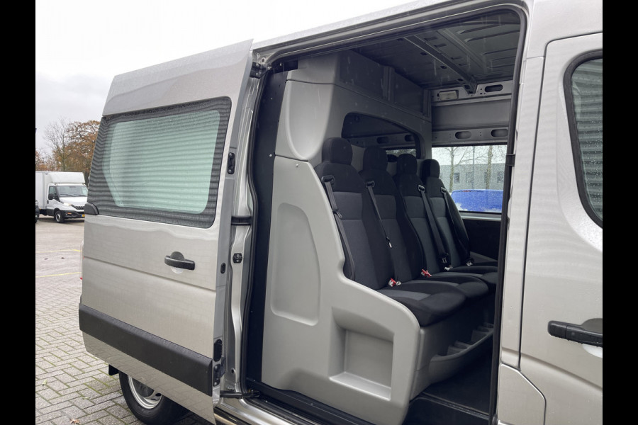 Renault Master T35 2.3 dCi 130pk L2H2 bpm vrij / euro 6 diesel / vaste prijs rijklaar € 19.950 ex btw / DC 7 persoons / zilver metallic / trekhaak 2500 kg / airco / cruise / navigatie