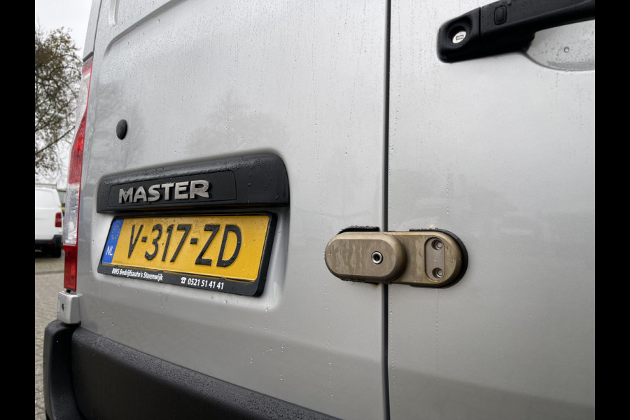 Renault Master T35 2.3 dCi 130pk L2H2 bpm vrij / euro 6 diesel / vaste prijs rijklaar € 19.950 ex btw / DC 7 persoons / zilver metallic / trekhaak 2500 kg / airco / cruise / navigatie