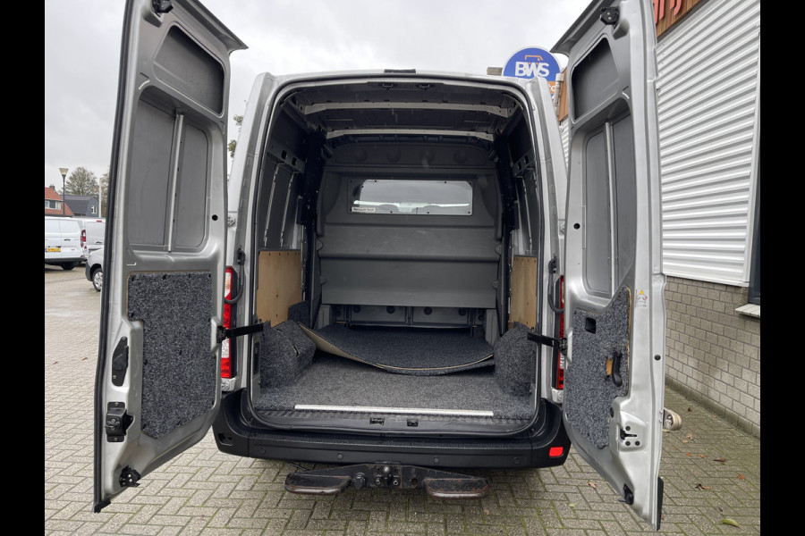 Renault Master T35 2.3 dCi 130pk L2H2 bpm vrij / euro 6 diesel / vaste prijs rijklaar € 19.950 ex btw / DC 7 persoons / zilver metallic / trekhaak 2500 kg / airco / cruise / navigatie