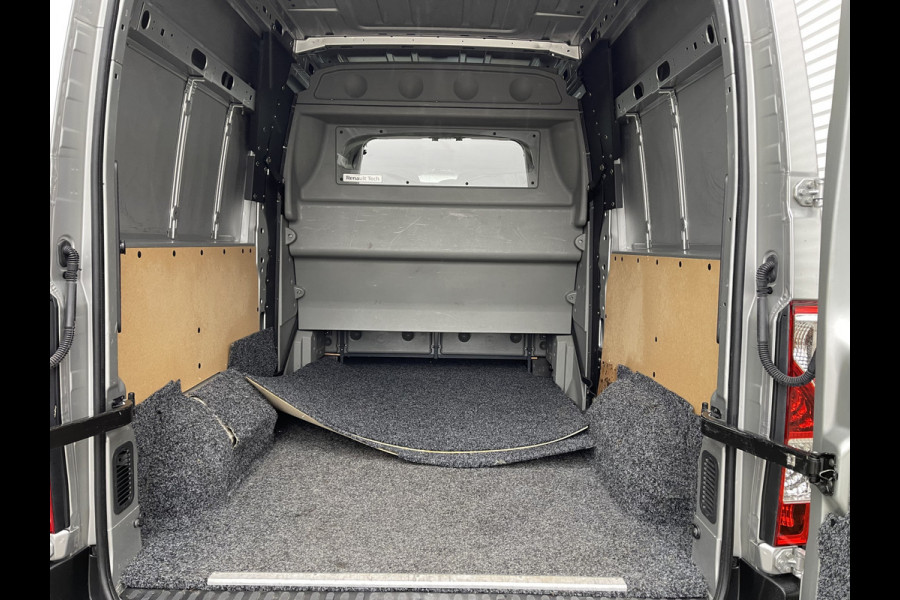 Renault Master T35 2.3 dCi 130pk L2H2 bpm vrij / euro 6 diesel / vaste prijs rijklaar € 19.950 ex btw / DC 7 persoons / zilver metallic / trekhaak 2500 kg / airco / cruise / navigatie