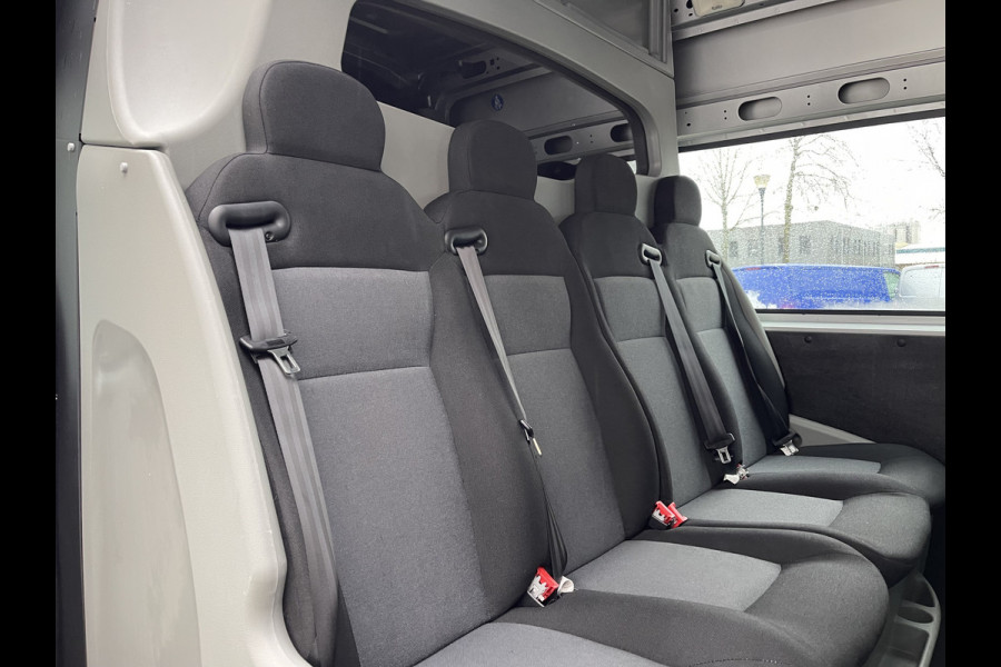 Renault Master T35 2.3 dCi 130pk L2H2 bpm vrij / euro 6 diesel / vaste prijs rijklaar € 19.950 ex btw / DC 7 persoons / zilver metallic / trekhaak 2500 kg / airco / cruise / navigatie