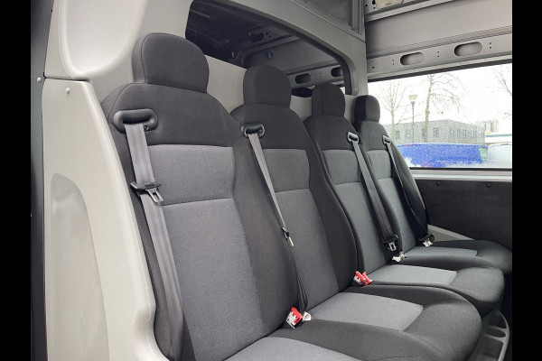 Renault Master T35 2.3 dCi 130pk L2H2 bpm vrij / euro 6 diesel / vaste prijs rijklaar € 19.950 ex btw / DC 7 persoons / zilver metallic / trekhaak 2500 kg / airco / cruise / navigatie