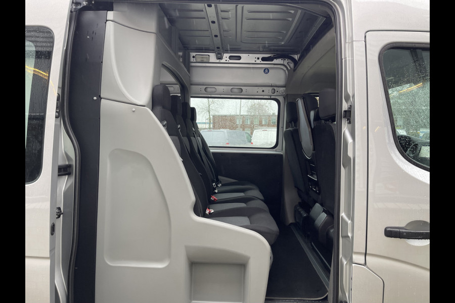 Renault Master T35 2.3 dCi 130pk L2H2 bpm vrij / euro 6 diesel / vaste prijs rijklaar € 19.950 ex btw / DC 7 persoons / zilver metallic / trekhaak 2500 kg / airco / cruise / navigatie