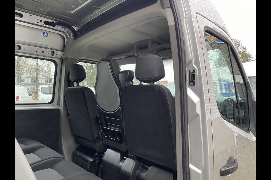 Renault Master T35 2.3 dCi 130pk L2H2 bpm vrij / euro 6 diesel / vaste prijs rijklaar € 19.950 ex btw / DC 7 persoons / zilver metallic / trekhaak 2500 kg / airco / cruise / navigatie