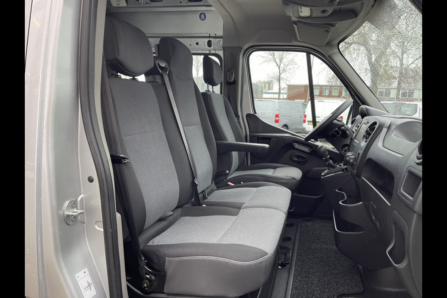 Renault Master T35 2.3 dCi 130pk L2H2 bpm vrij / euro 6 diesel / vaste prijs rijklaar € 19.950 ex btw / DC 7 persoons / zilver metallic / trekhaak 2500 kg / airco / cruise / navigatie