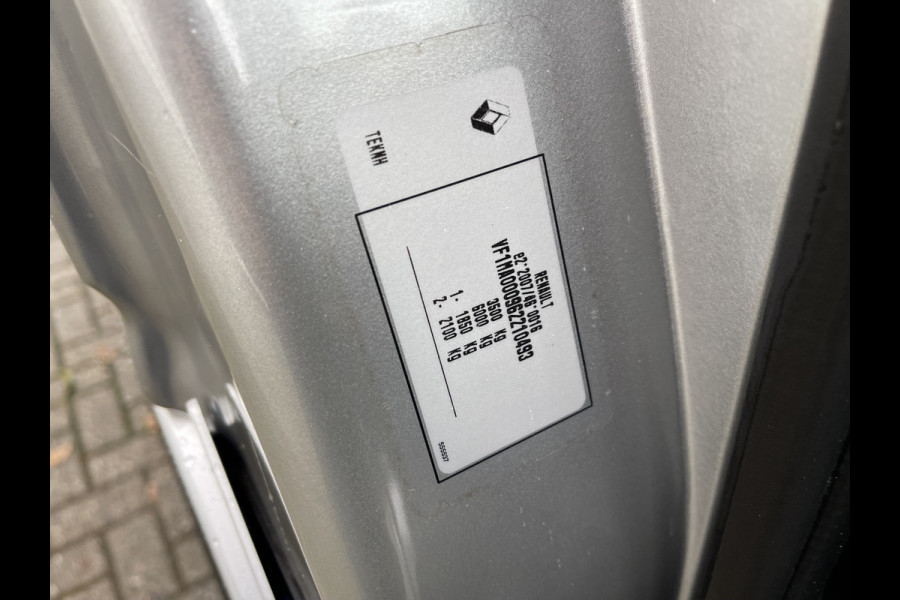 Renault Master T35 2.3 dCi 130pk L2H2 bpm vrij / euro 6 diesel / vaste prijs rijklaar € 19.950 ex btw / DC 7 persoons / zilver metallic / trekhaak 2500 kg / airco / cruise / navigatie