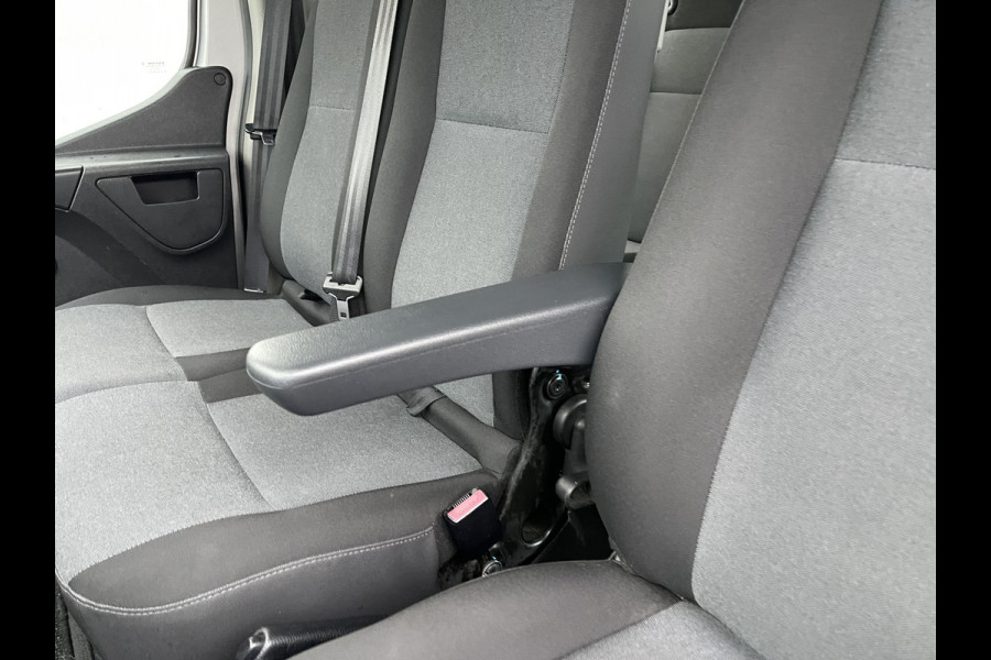 Renault Master T35 2.3 dCi 130pk L2H2 bpm vrij / euro 6 diesel / vaste prijs rijklaar € 19.950 ex btw / DC 7 persoons / zilver metallic / trekhaak 2500 kg / airco / cruise / navigatie