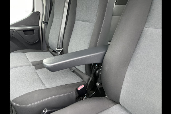 Renault Master T35 2.3 dCi 130pk L2H2 bpm vrij / euro 6 diesel / vaste prijs rijklaar € 19.950 ex btw / DC 7 persoons / zilver metallic / trekhaak 2500 kg / airco / cruise / navigatie